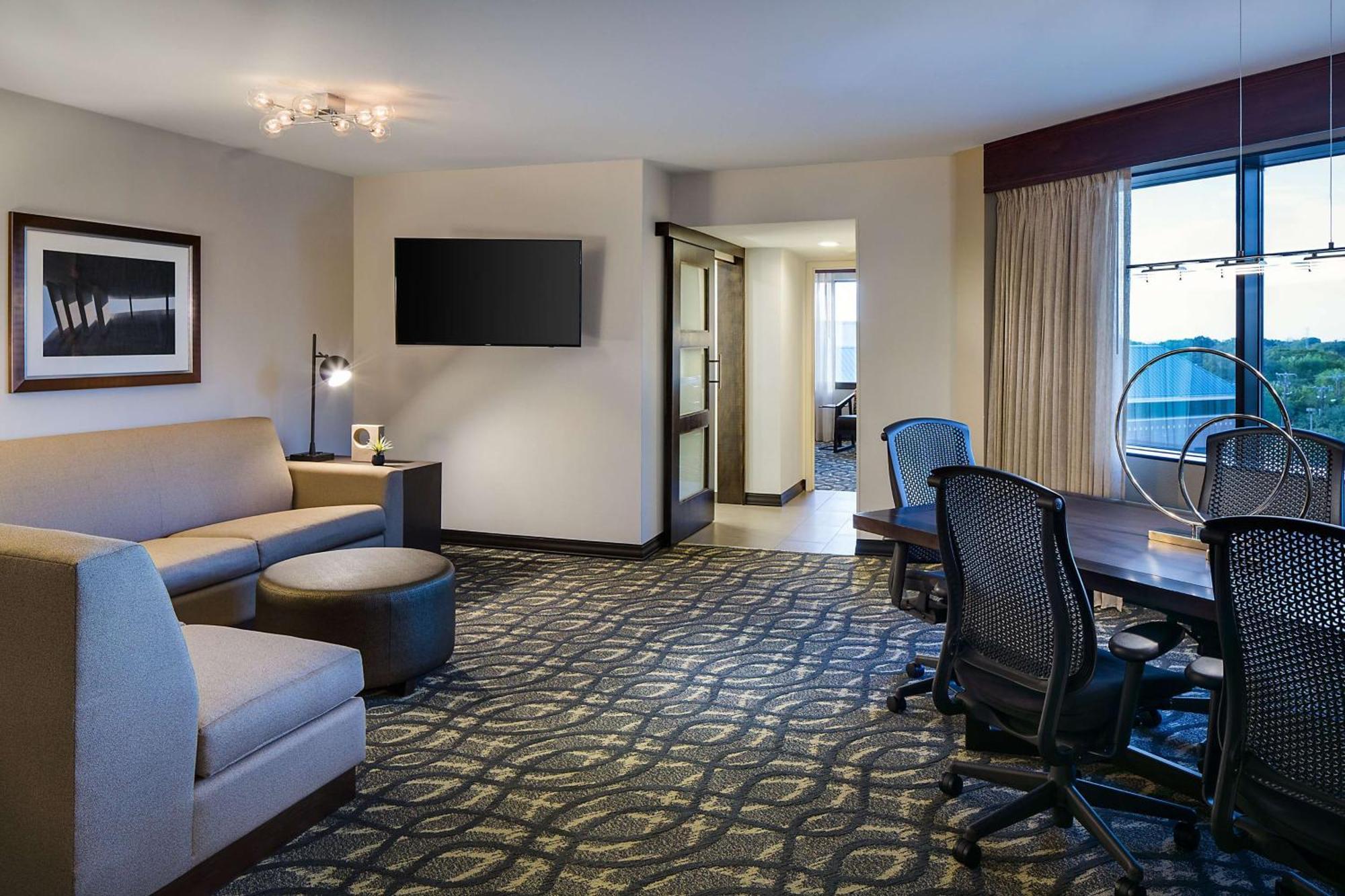 Embassy Suites By Hilton Dallas-Love Field Exterior photo